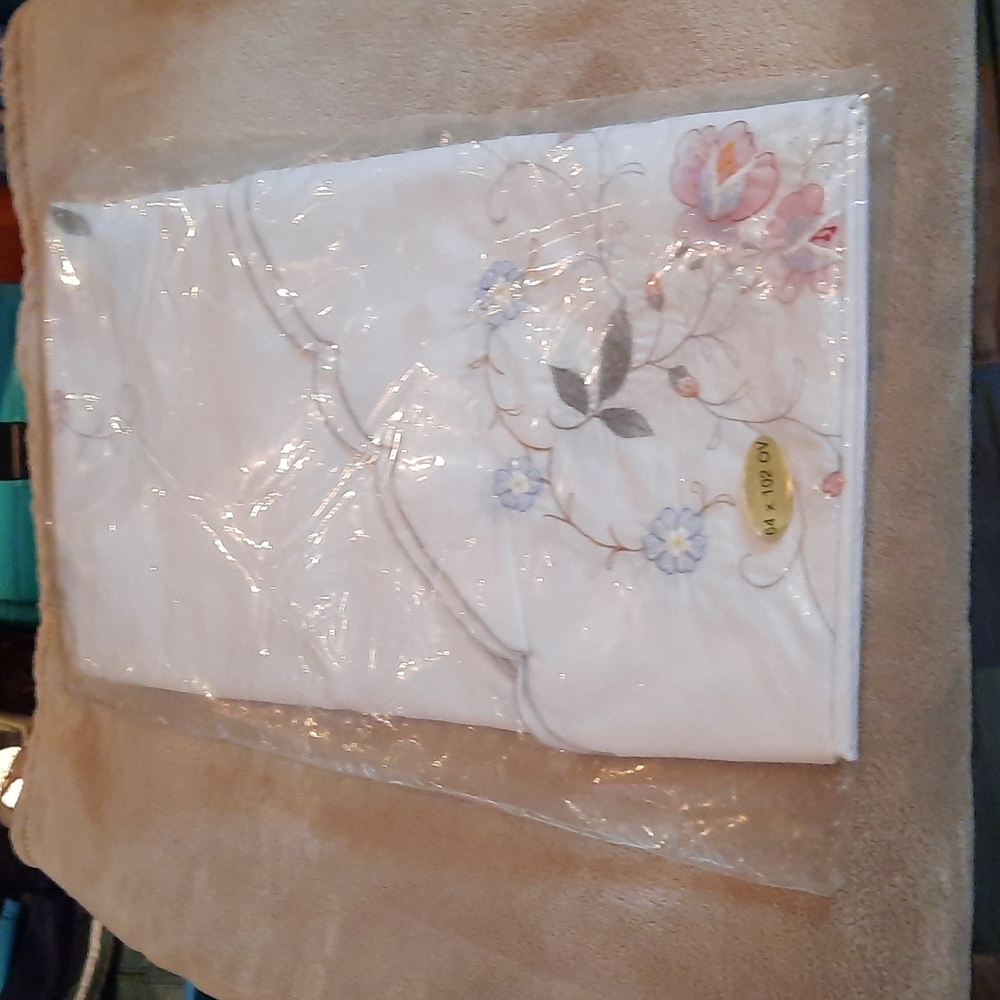 Vintage Oval 64 x 102 Embroidered Tablecloth